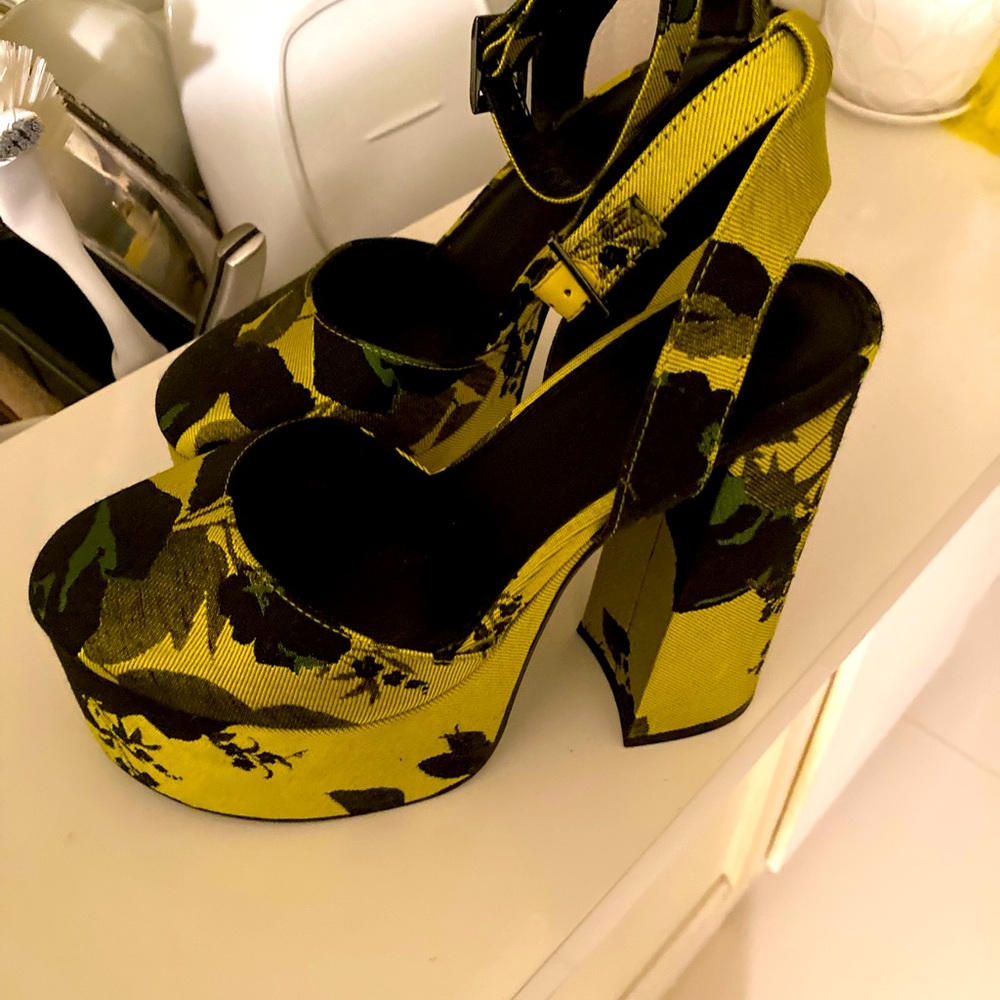 Woman's platform shoes